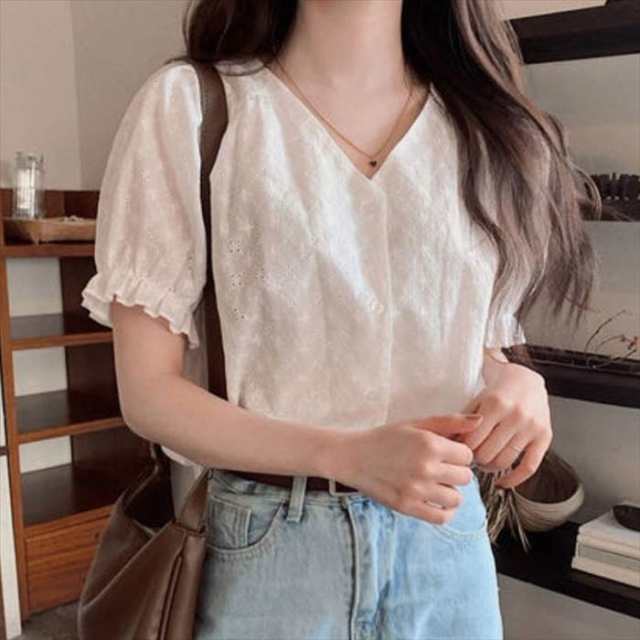トップス レディース S M L XL ホワイト ブラウス シャツ 単色 Vネック 半袖 パフスリーブ ギャザー ボタン フリル レース デザイン ナチュラル シアー 透け感 体型カバー リラクシー
